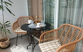 Leona Apartment-Perfect For Four